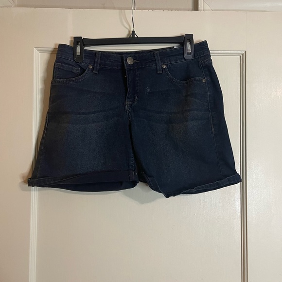 American Vintage dark denim short. Size 2. Good condition. - Picture 2 of 4